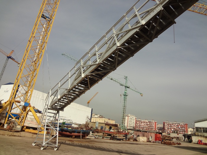Aluminum gangway with self aligning treads